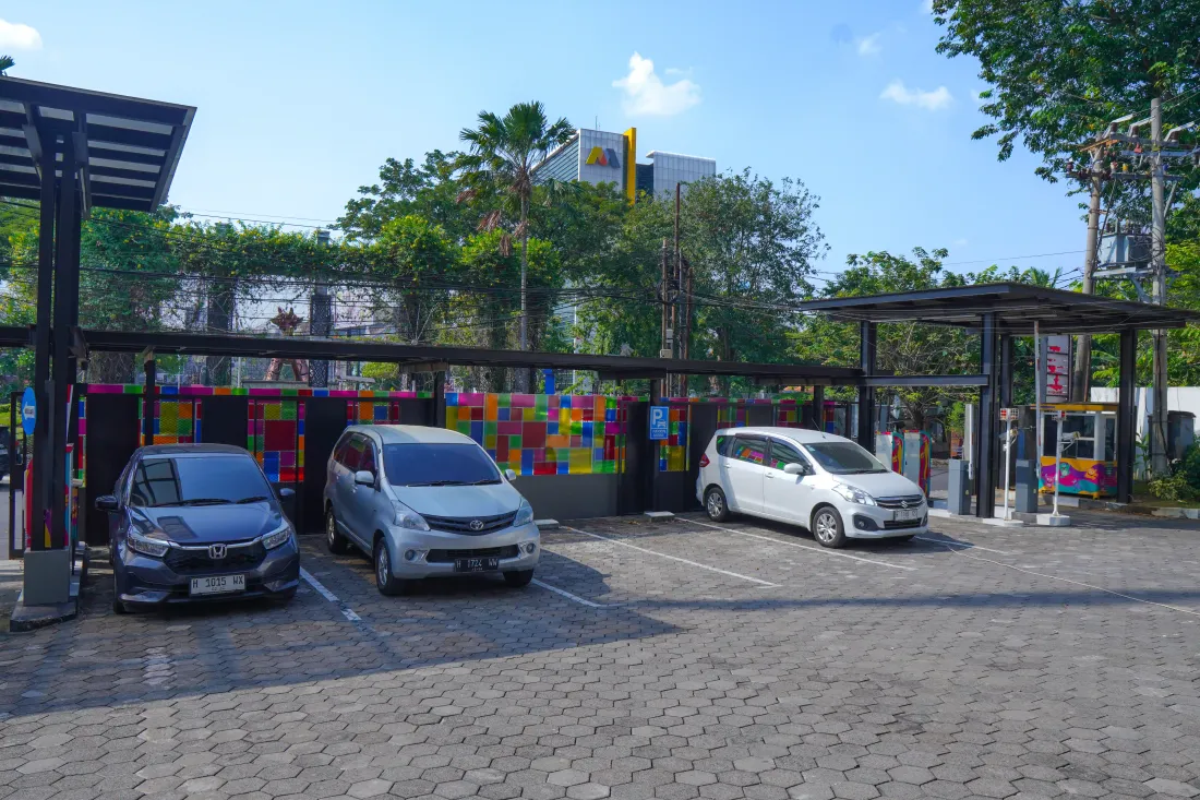 Area parkir Kampus Mugas 1
