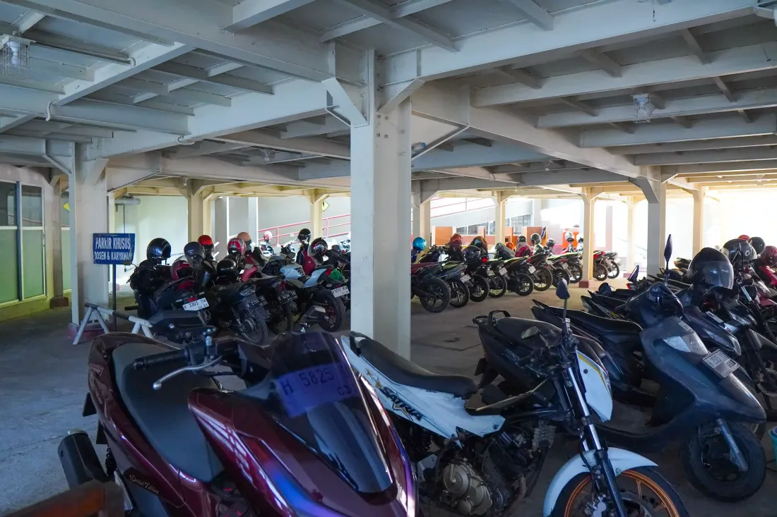Area parkir Kampus Mugas 8